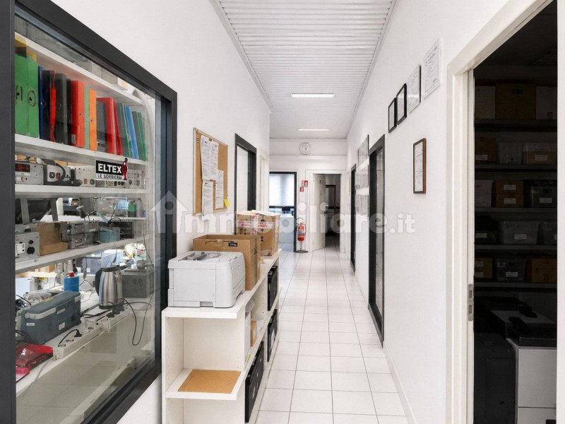 SCHIO - ZONA INDUSTRIALE: Immobile ad uso UFFICIO/LABORATORIO di mq. 350 locato a solida azienda,...