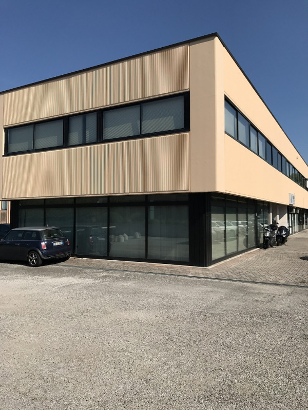 SCHIO - ZONA INDUSTRIALE: Immobile ad uso UFFICIO/LABORATORIO di mq. 350 locato a solida azienda,...