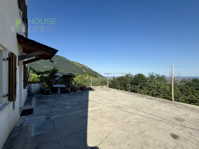 SCHIO loc. Tretto: In posizione panoramica, a 10 minuti dal centro di Schio e Santorso, CASA SING...