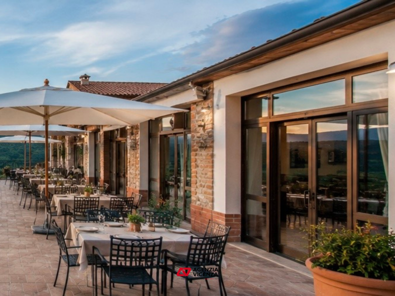 IN VENDITA A VICENZA OVEST IN POSIZIONE COLLINARE: SPLENDIDO AGRITURISMO -MURI E ATTIVITA'- RIF. ...