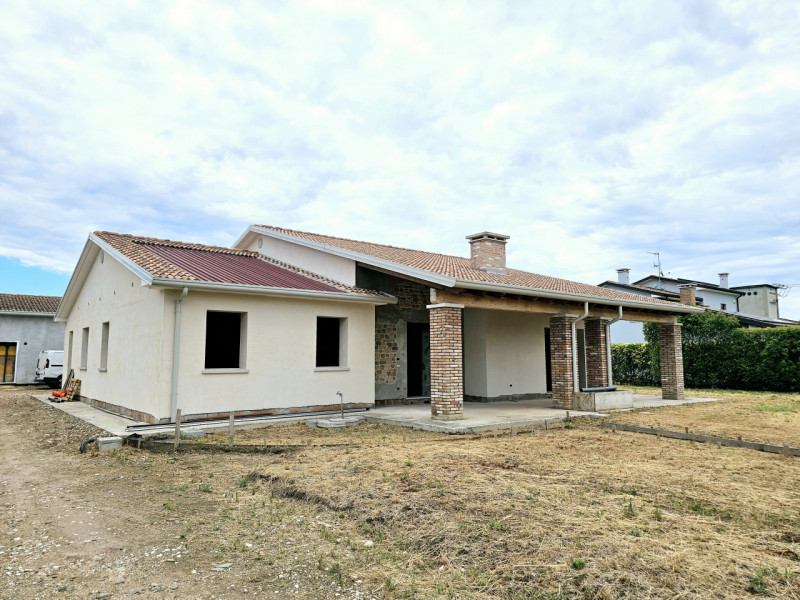 Proponiamo in vendita una splendida villa singola allo stato grezzo, situata nel comune di Borgo ...
