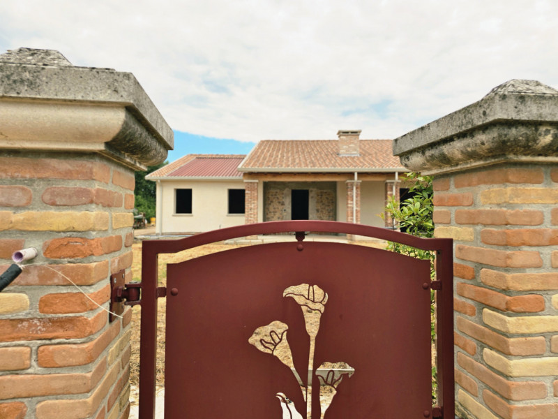 Proponiamo in vendita una splendida villa singola allo stato grezzo, situata nel comune di Borgo ...
