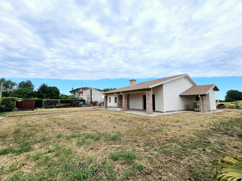 Proponiamo in vendita una splendida villa singola allo stato grezzo, situata nel comune di Borgo ...