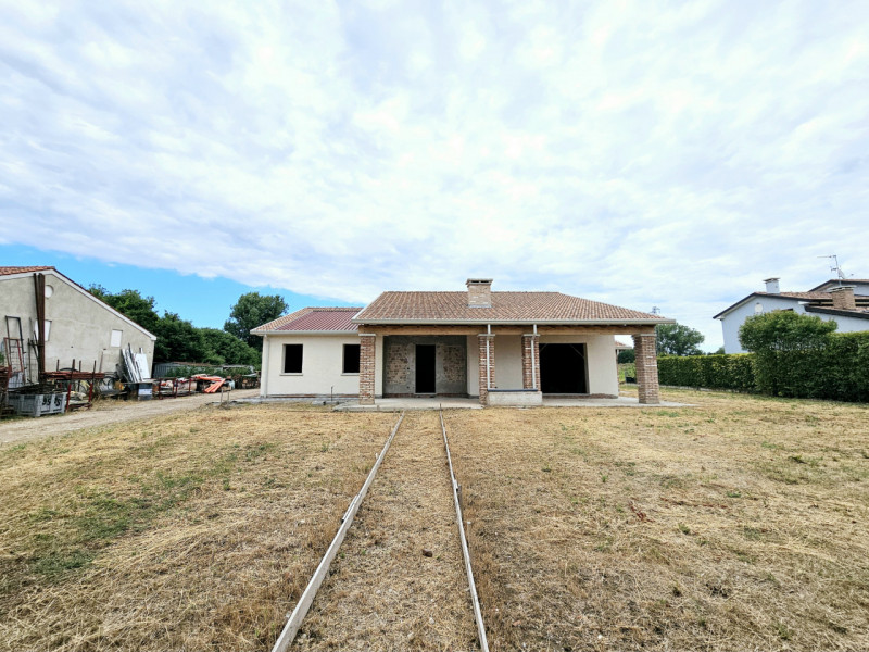 Proponiamo in vendita una splendida villa singola allo stato grezzo, situata nel comune di Borgo ...