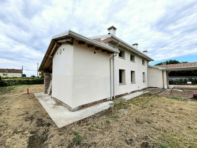 Proponiamo in vendita una splendida villa singola allo stato grezzo, situata nel comune di Borgo ...