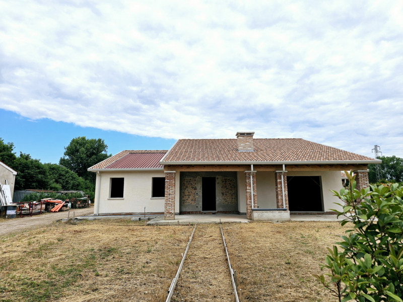 Proponiamo in vendita una splendida villa singola allo stato grezzo, situata nel comune di Borgo ...