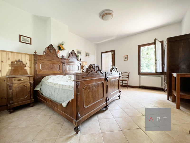 Situata in aperta campagna, casa singola con struttura ricettiva B&B, annessi ad uso agricolo e t...