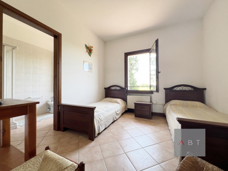 Situata in aperta campagna, casa singola con struttura ricettiva B&B, annessi ad uso agricolo e t...