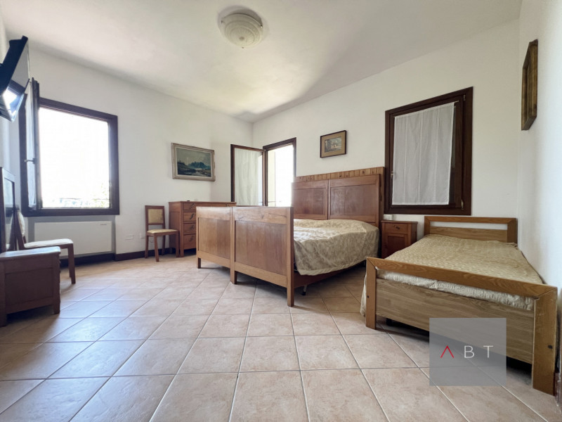 Situata in aperta campagna, casa singola con struttura ricettiva B&B, annessi ad uso agricolo e t...