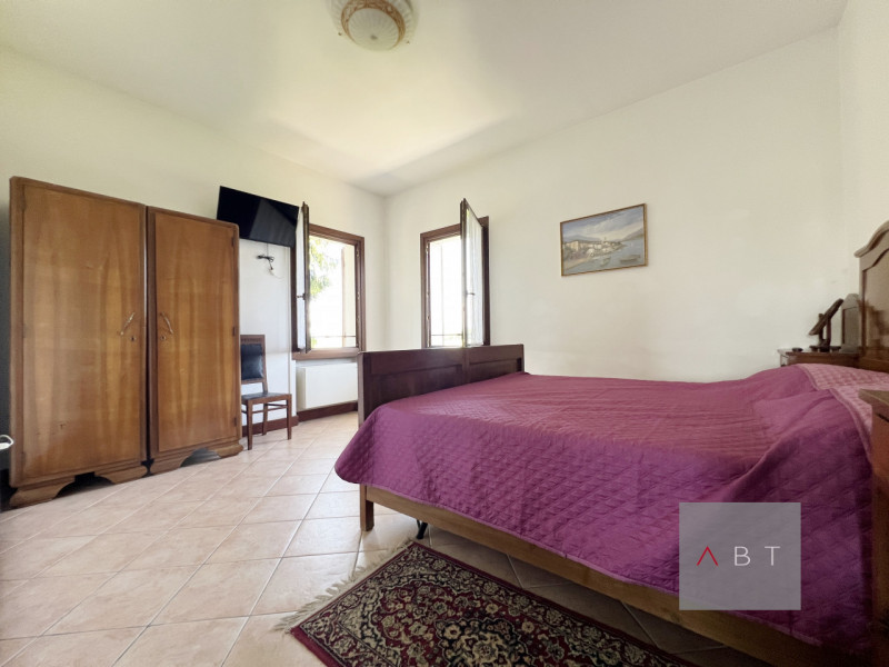 Situata in aperta campagna, casa singola con struttura ricettiva B&B, annessi ad uso agricolo e t...