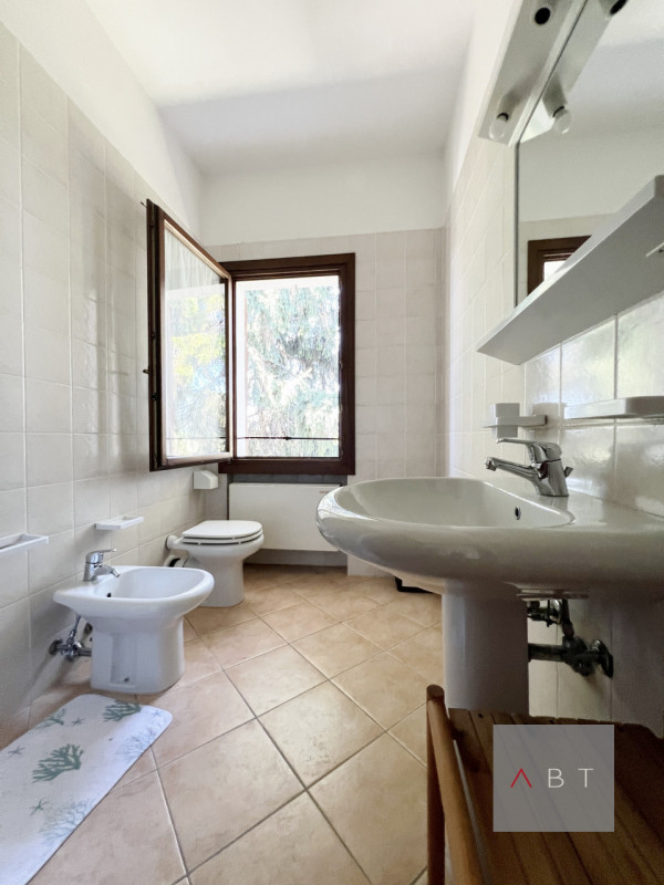 Situata in aperta campagna, casa singola con struttura ricettiva B&B, annessi ad uso agricolo e t...