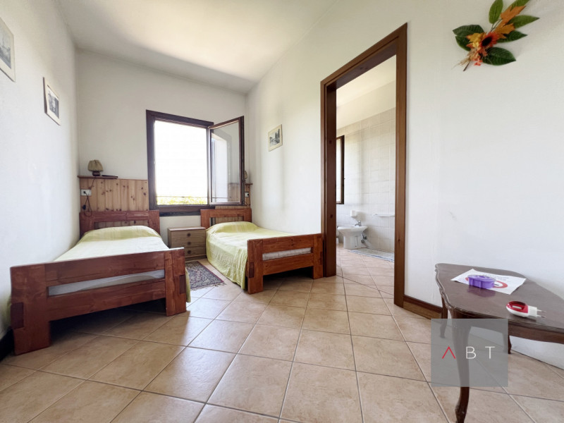 Situata in aperta campagna, casa singola con struttura ricettiva B&B, annessi ad uso agricolo e t...