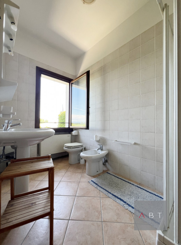 Situata in aperta campagna, casa singola con struttura ricettiva B&B, annessi ad uso agricolo e t...