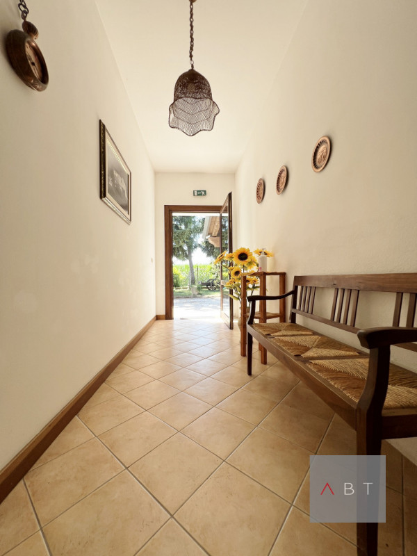 Situata in aperta campagna, casa singola con struttura ricettiva B&B, annessi ad uso agricolo e t...