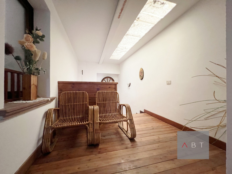 Situata in aperta campagna, casa singola con struttura ricettiva B&B, annessi ad uso agricolo e t...