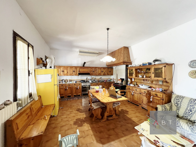 Situata in aperta campagna, casa singola con struttura ricettiva B&B, annessi ad uso agricolo e t...