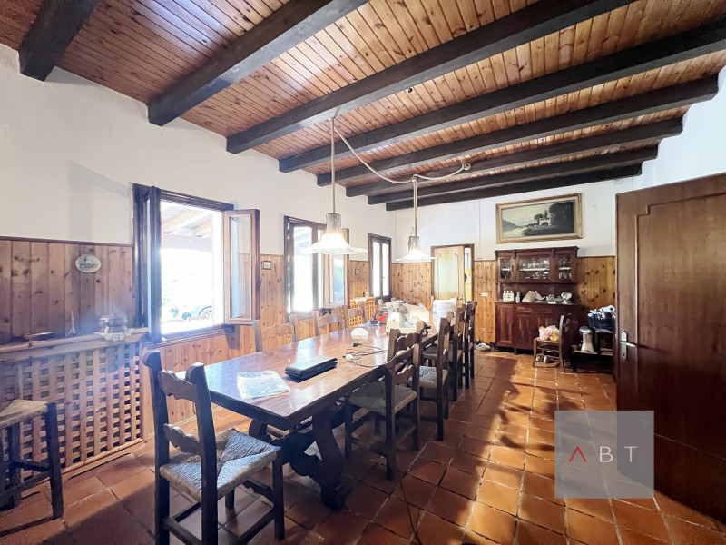 Situata in aperta campagna, casa singola con struttura ricettiva B&B, annessi ad uso agricolo e t...