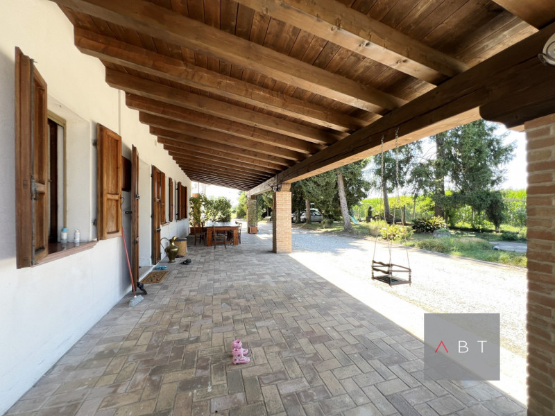 Situata in aperta campagna, casa singola con struttura ricettiva B&B, annessi ad uso agricolo e t...