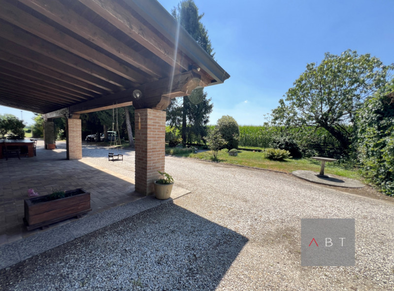 Situata in aperta campagna, casa singola con struttura ricettiva B&B, annessi ad uso agricolo e t...