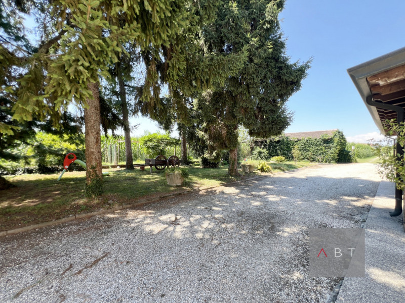 Situata in aperta campagna, casa singola con struttura ricettiva B&B, annessi ad uso agricolo e t...