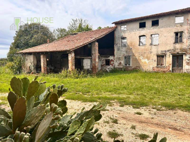 BREGANZE: SPLENDIDO CASALE di campagna circondato da vigneti da ristrutturare di c.a. 300 mq. Ott...