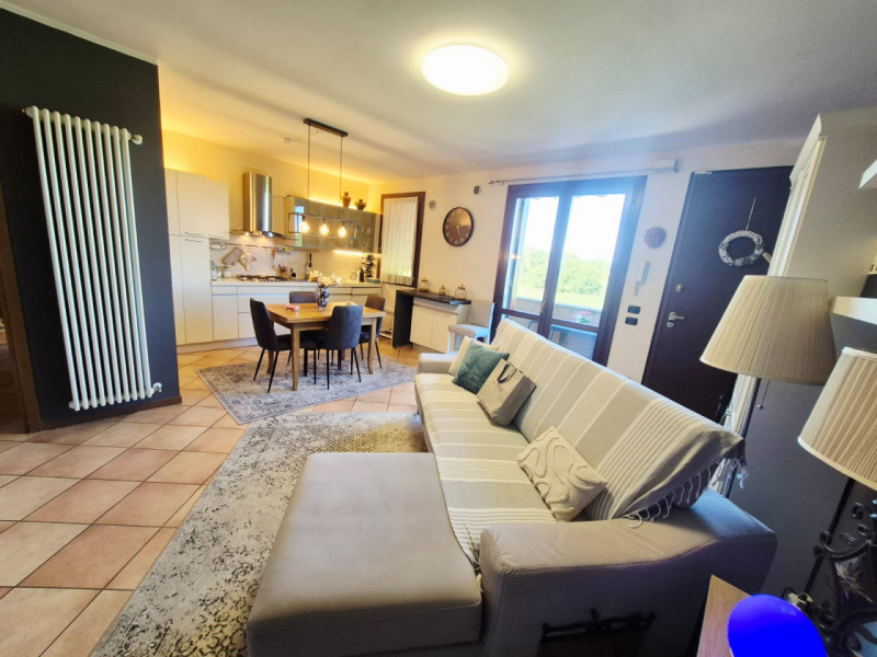 Appartamento duplex con ingresso indipendente in piccolo contesto residenziale

In una posizione ...