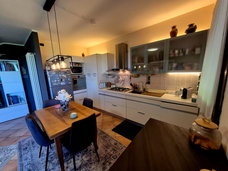 Appartamento duplex con ingresso indipendente in piccolo contesto residenziale

In una posizione ...