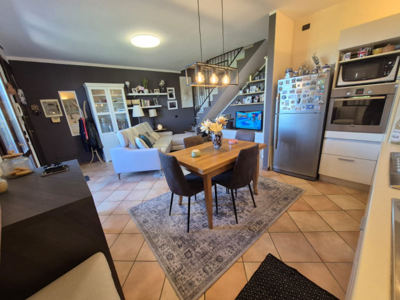 Appartamento duplex con ingresso indipendente in piccolo contesto residenziale

In una posizione ...