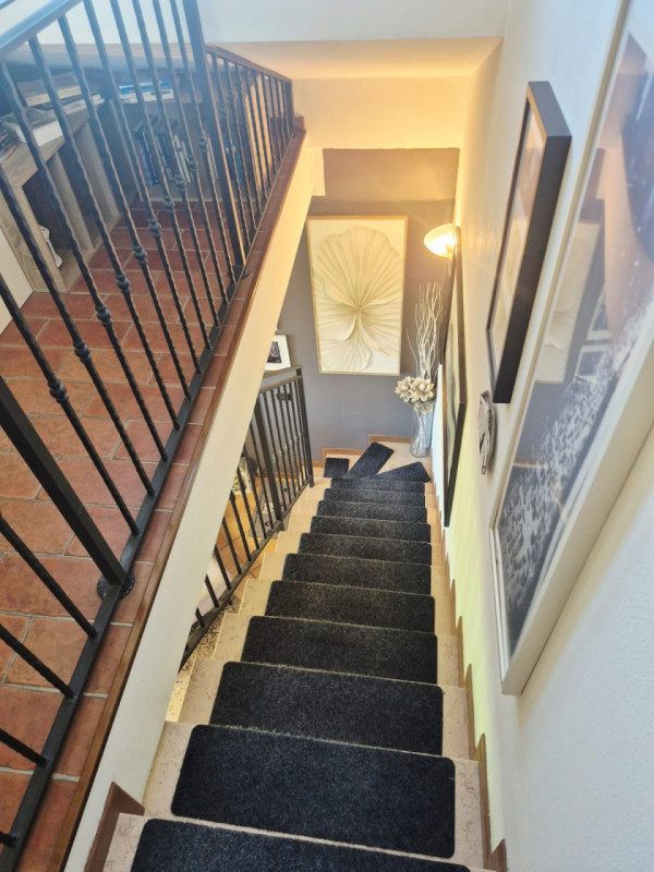 Appartamento duplex con ingresso indipendente in piccolo contesto residenziale

In una posizione ...
