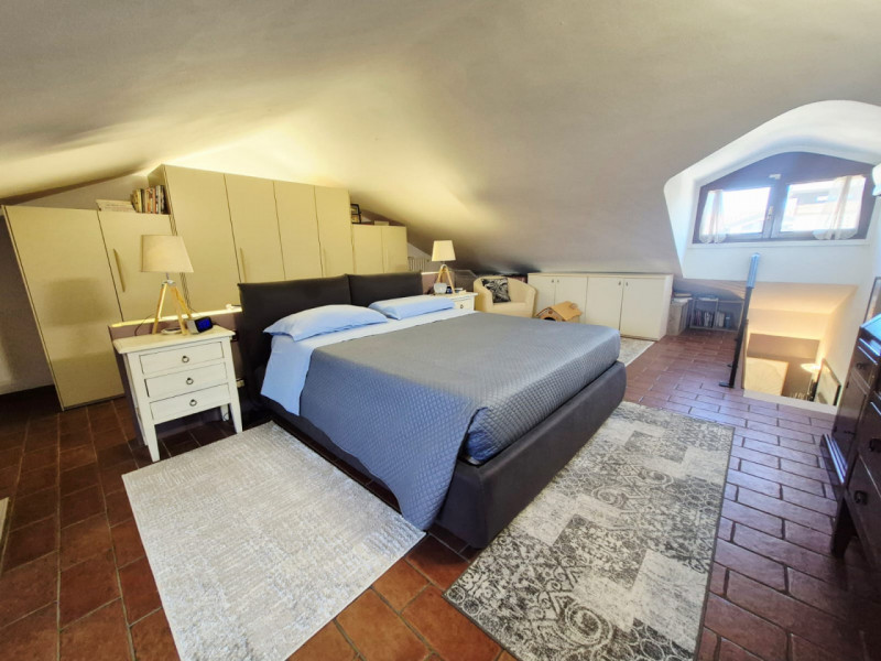 Appartamento duplex con ingresso indipendente in piccolo contesto residenziale

In una posizione ...
