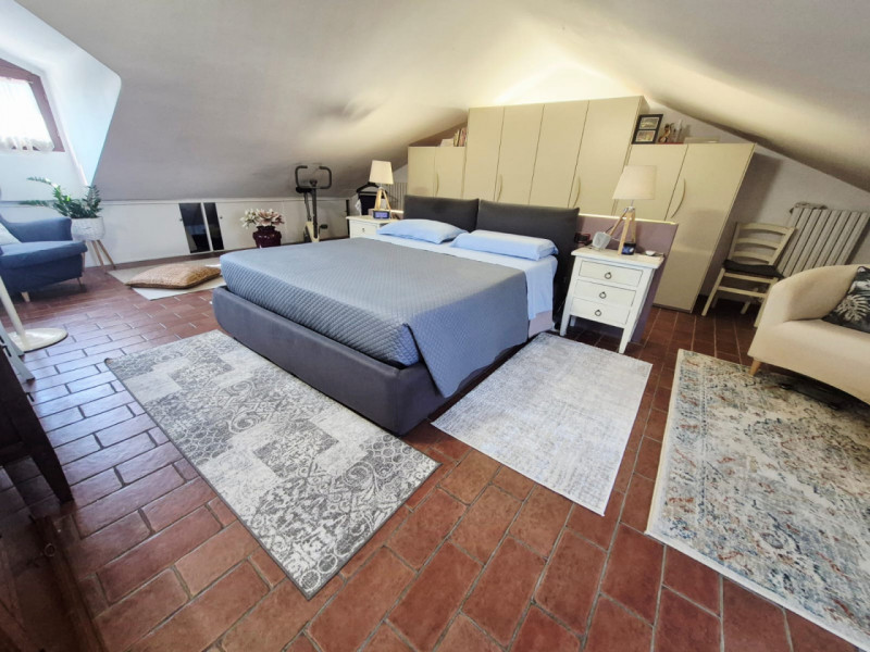 Appartamento duplex con ingresso indipendente in piccolo contesto residenziale

In una posizione ...