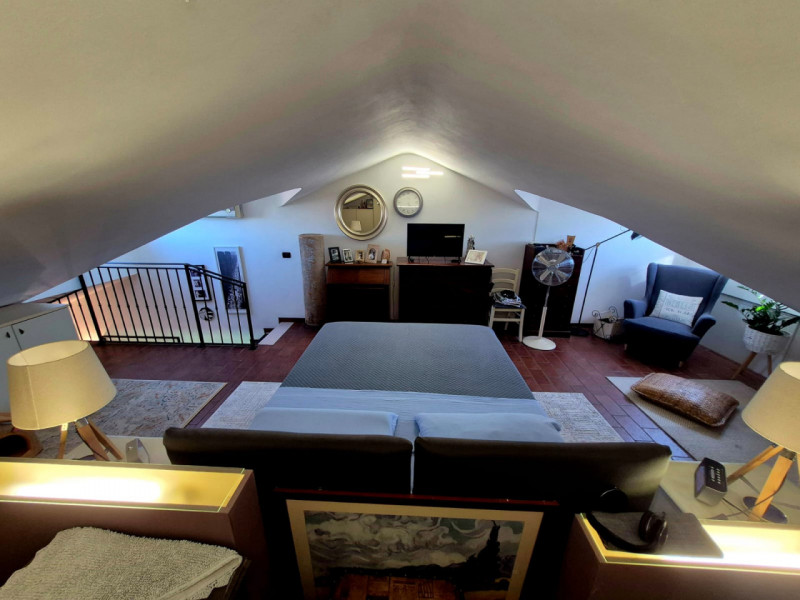 Appartamento duplex con ingresso indipendente in piccolo contesto residenziale

In una posizione ...