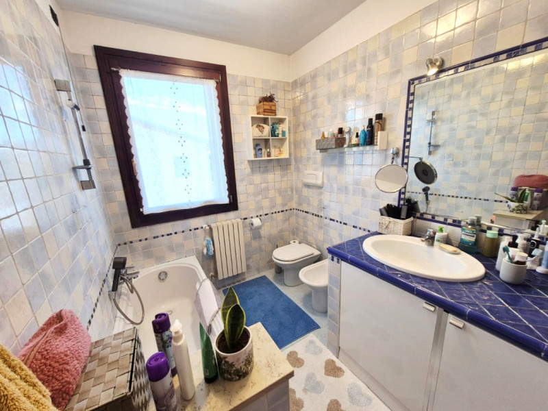Appartamento duplex con ingresso indipendente in piccolo contesto residenziale

In una posizione ...