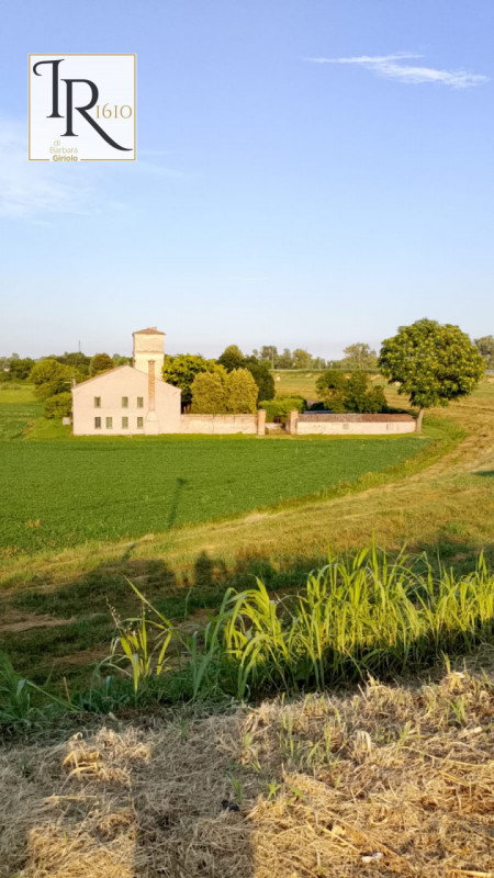 Nella pittoresca campagna di Sant'Urbano, proponiamo in vendita un meraviglioso rustico casale co...