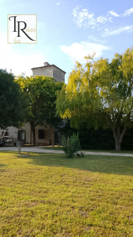 Nella pittoresca campagna di Sant'Urbano, proponiamo in vendita un meraviglioso rustico casale co...