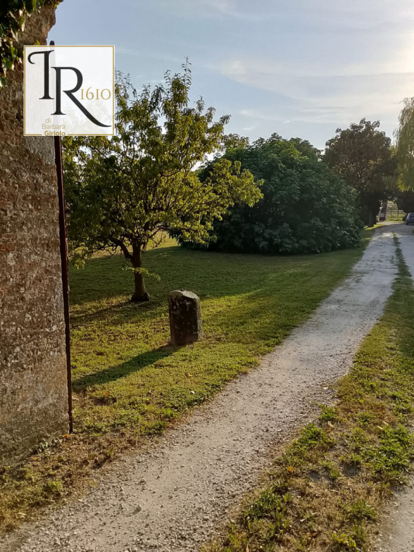 Nella pittoresca campagna di Sant'Urbano, proponiamo in vendita un meraviglioso rustico casale co...