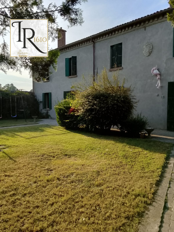 Nella pittoresca campagna di Sant'Urbano, proponiamo in vendita un meraviglioso rustico casale co...