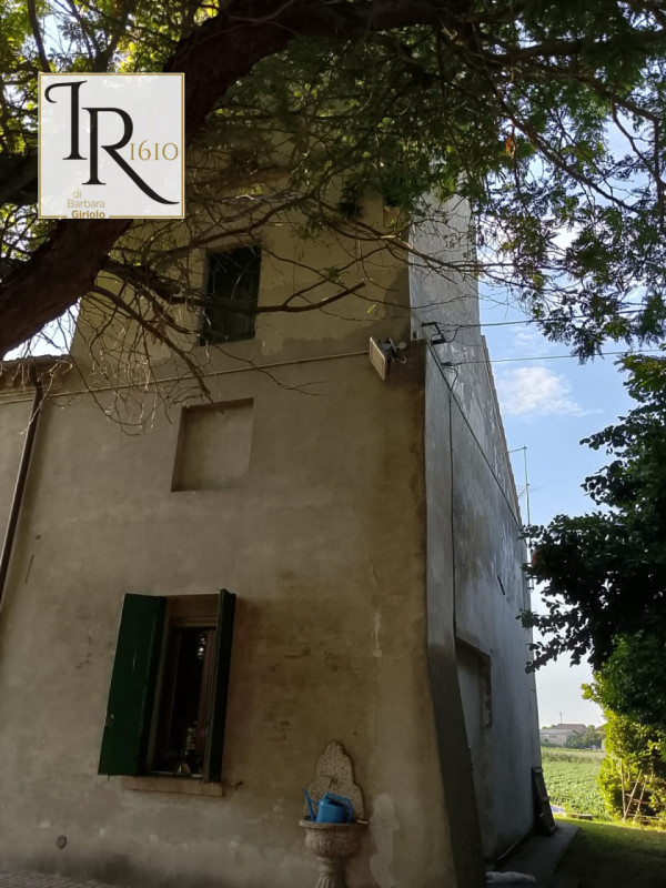 Nella pittoresca campagna di Sant'Urbano, proponiamo in vendita un meraviglioso rustico casale co...