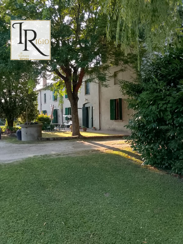 Nella pittoresca campagna di Sant'Urbano, proponiamo in vendita un meraviglioso rustico casale co...