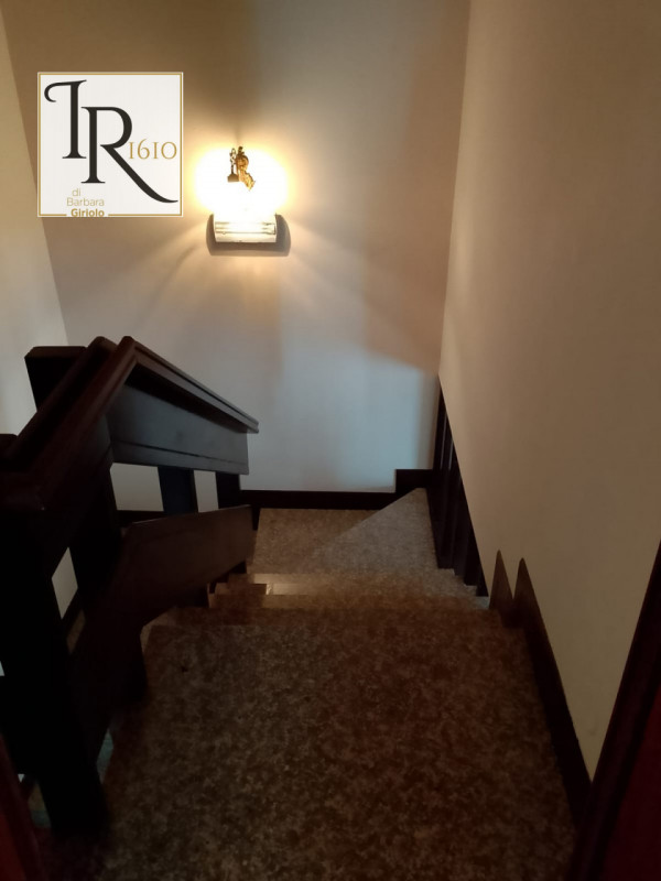 Nella pittoresca campagna di Sant'Urbano, proponiamo in vendita un meraviglioso rustico casale co...