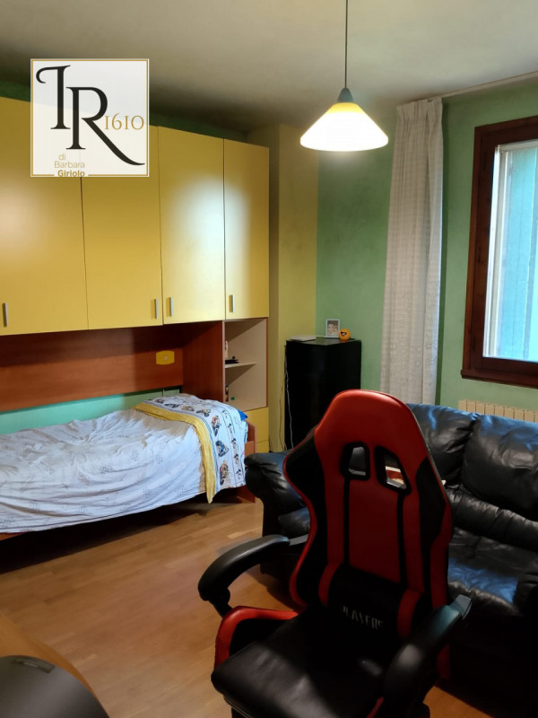 Nella pittoresca campagna di Sant'Urbano, proponiamo in vendita un meraviglioso rustico casale co...