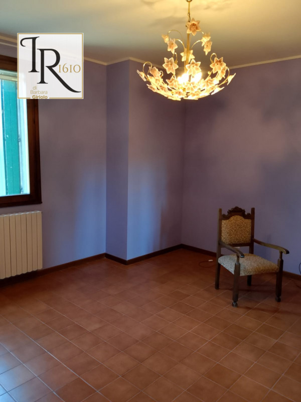 Nella pittoresca campagna di Sant'Urbano, proponiamo in vendita un meraviglioso rustico casale co...