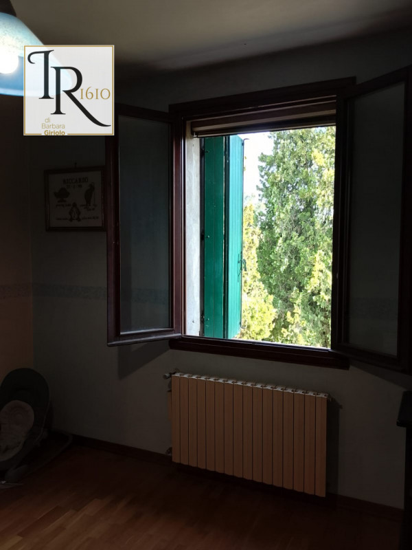 Nella pittoresca campagna di Sant'Urbano, proponiamo in vendita un meraviglioso rustico casale co...