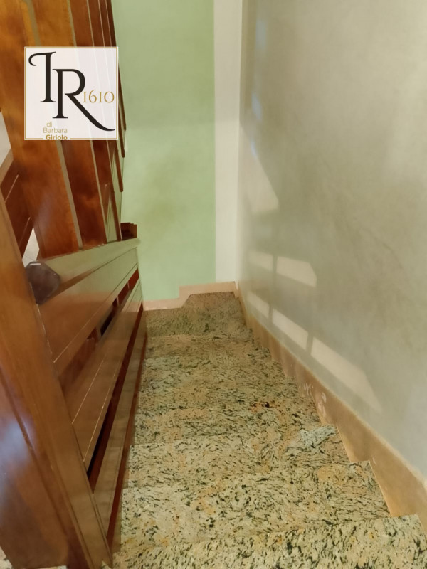 Nella pittoresca campagna di Sant'Urbano, proponiamo in vendita un meraviglioso rustico casale co...