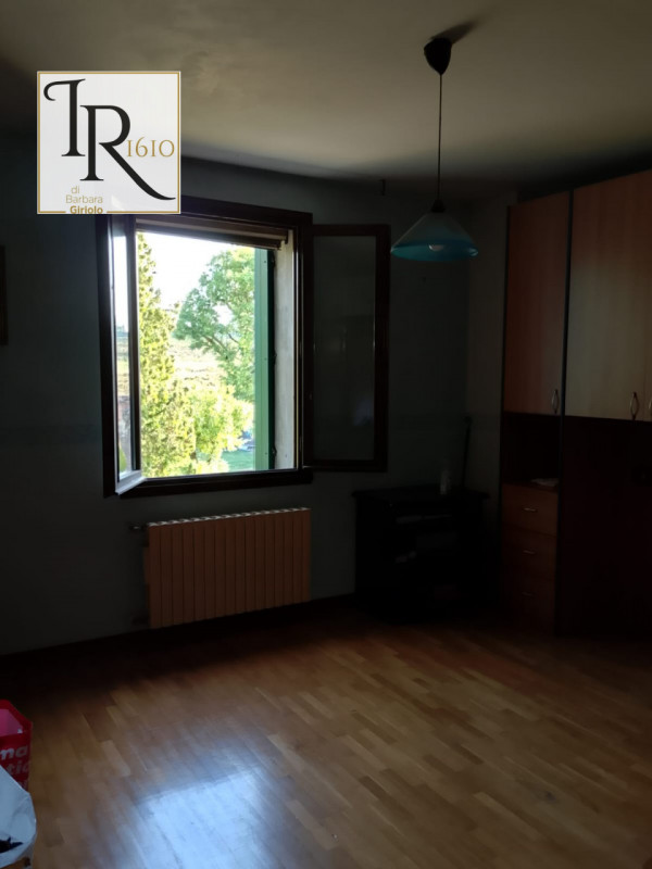 Nella pittoresca campagna di Sant'Urbano, proponiamo in vendita un meraviglioso rustico casale co...