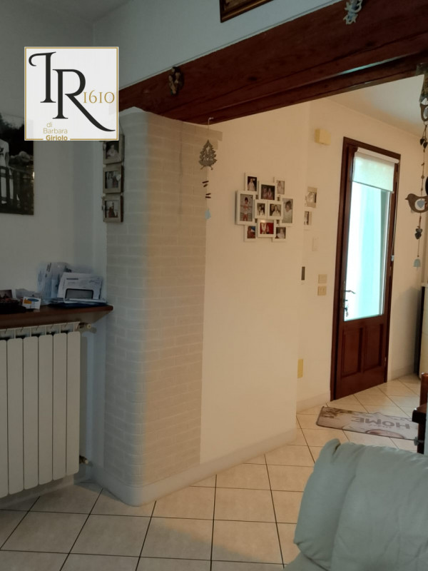 Nella pittoresca campagna di Sant'Urbano, proponiamo in vendita un meraviglioso rustico casale co...