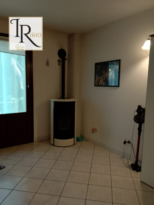 Nella pittoresca campagna di Sant'Urbano, proponiamo in vendita un meraviglioso rustico casale co...