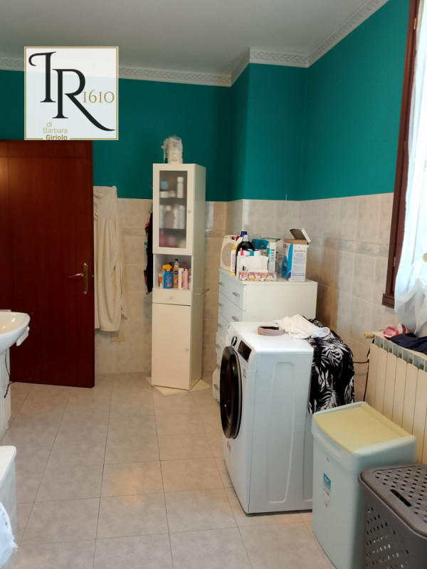 Nella pittoresca campagna di Sant'Urbano, proponiamo in vendita un meraviglioso rustico casale co...