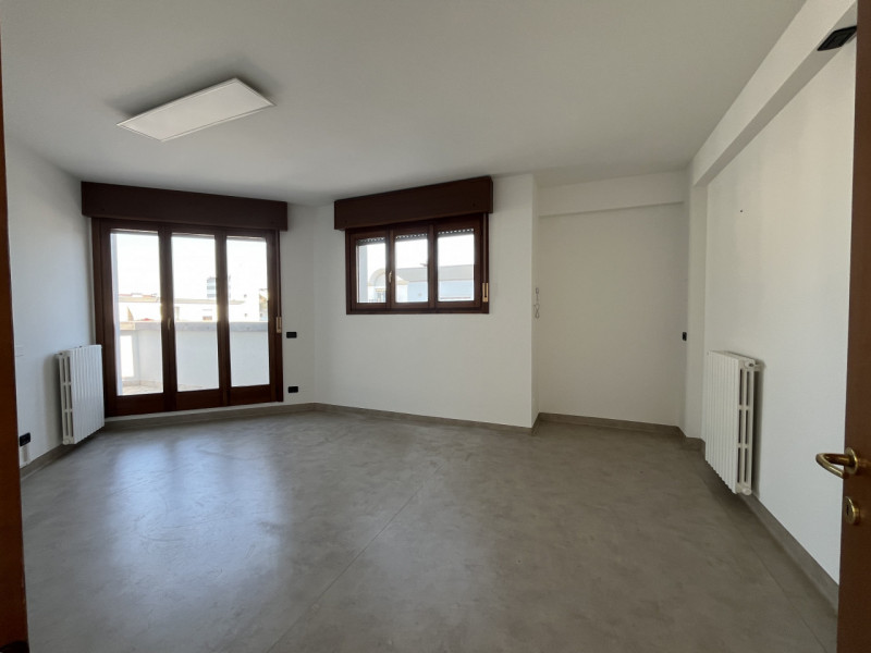 Sarmeola di Rubano in zona di forte passaggio comoda atutti i servizi e trasporti compreso il Tra...