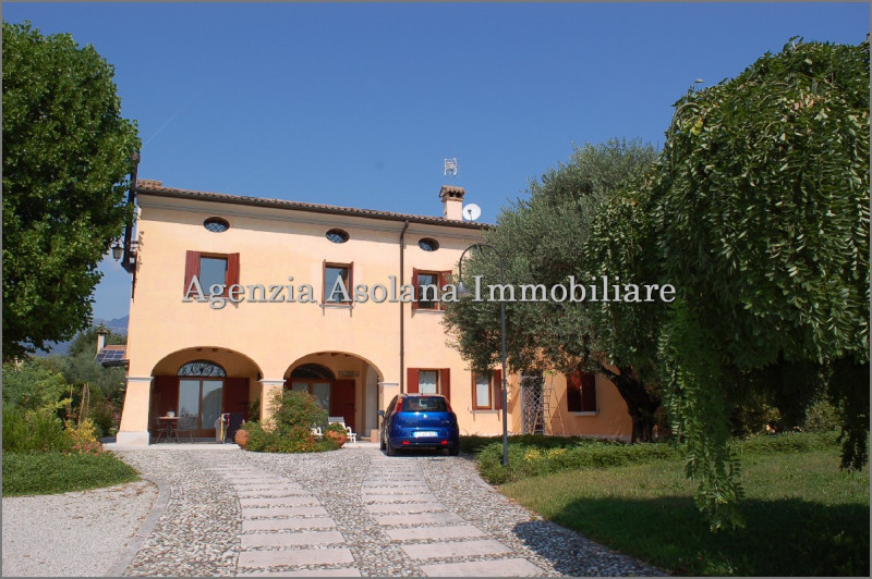 Casa a schiera laterale in affitto ad Asolo. La casa si trova, all’interno di una villa suddivisa...